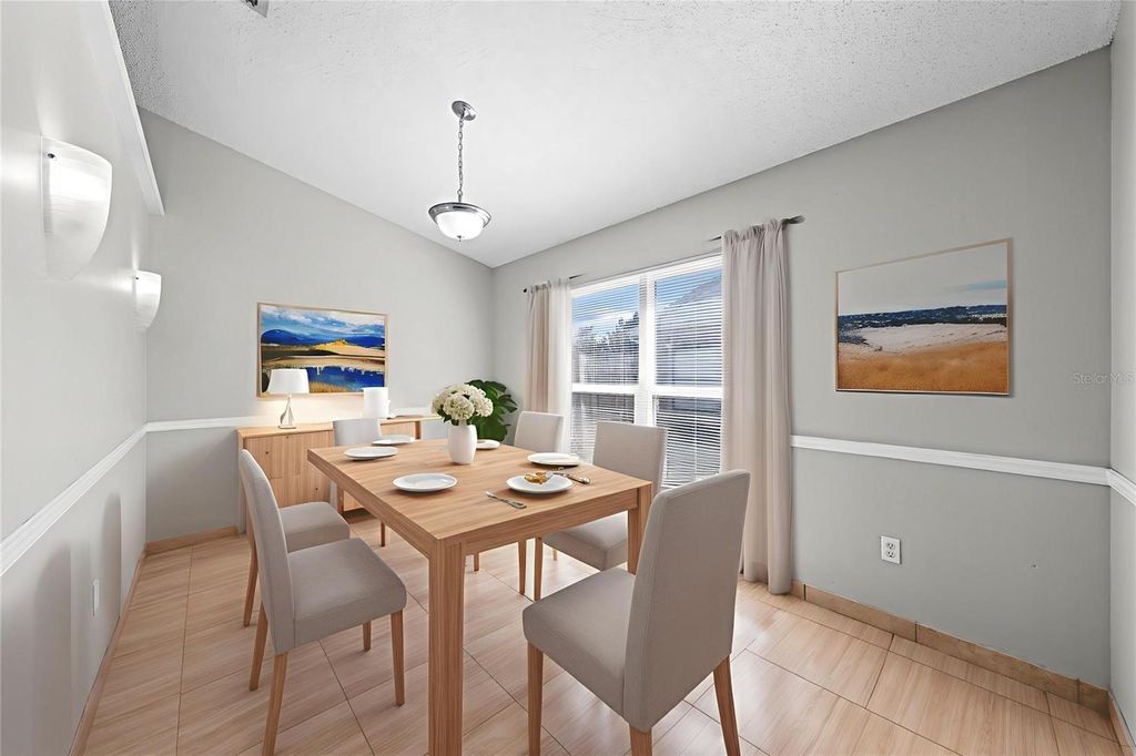 Image 4 of property listing at 8332 SOUTHERN FOREST DRIVE, Orlando, FL 32829