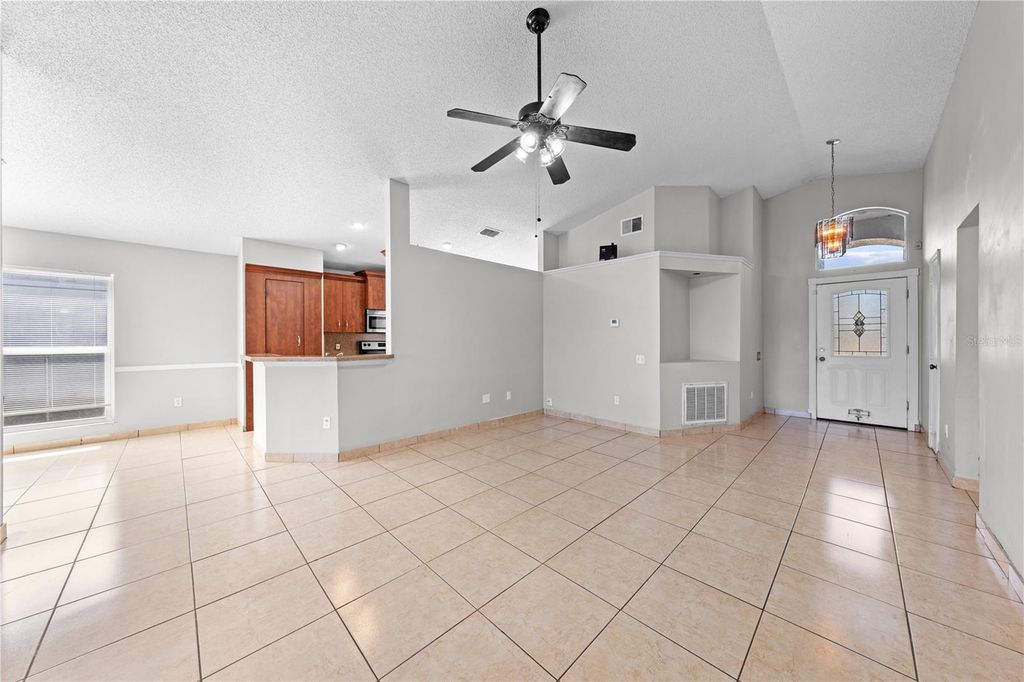 Image 8 of property listing at 8332 SOUTHERN FOREST DRIVE, Orlando, FL 32829