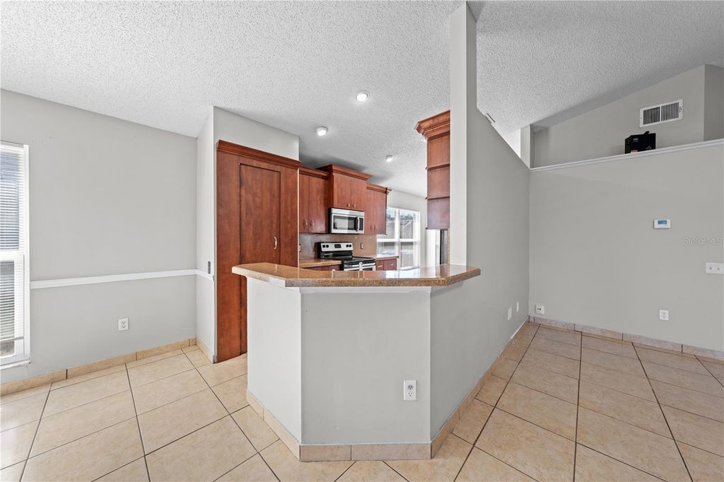 Image 10 of property listing at 8332 SOUTHERN FOREST DRIVE, Orlando, FL 32829