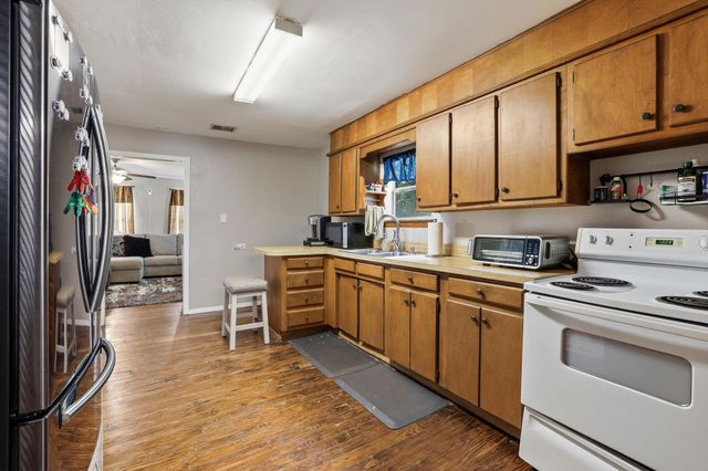 312 E Saunders Street, Trenton, TX 75490