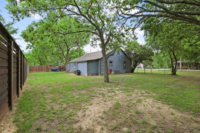 312 E Saunders Street, Trenton, TX 75490