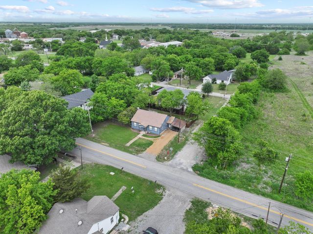 312 E Saunders Street, Trenton, TX 75490
