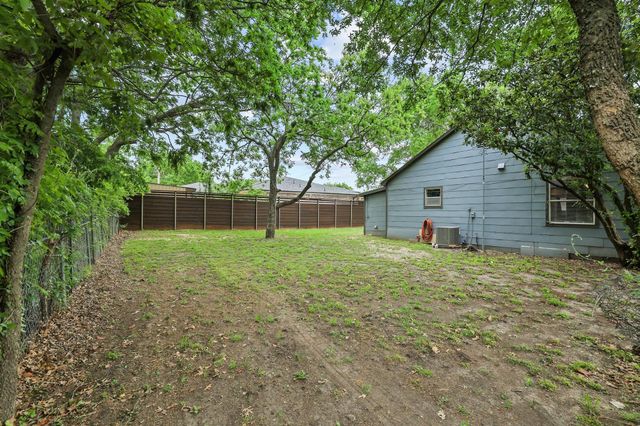 312 E Saunders Street, Trenton, TX 75490