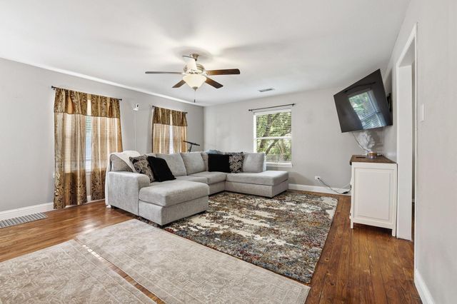 312 E Saunders Street, Trenton, TX 75490