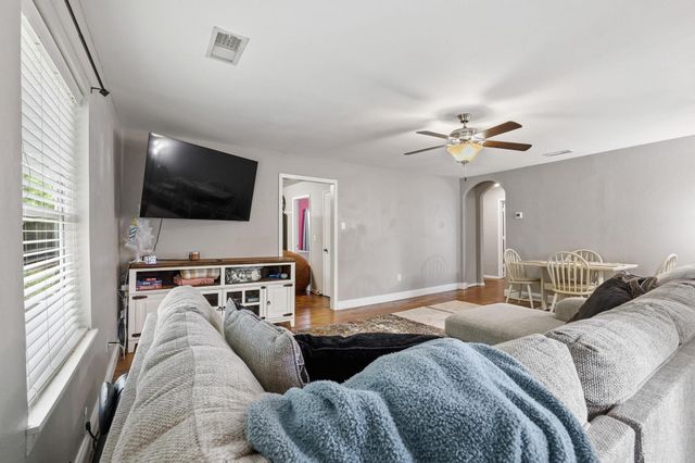 312 E Saunders Street, Trenton, TX 75490
