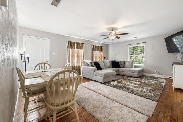 312 E Saunders Street, Trenton, TX 75490