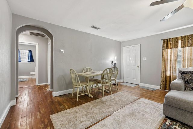 312 E Saunders Street, Trenton, TX 75490