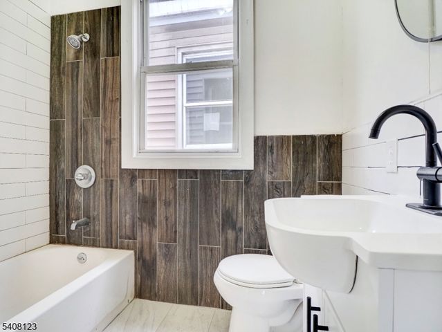 221 Bayview Ave, Jersey City, NJ 07305