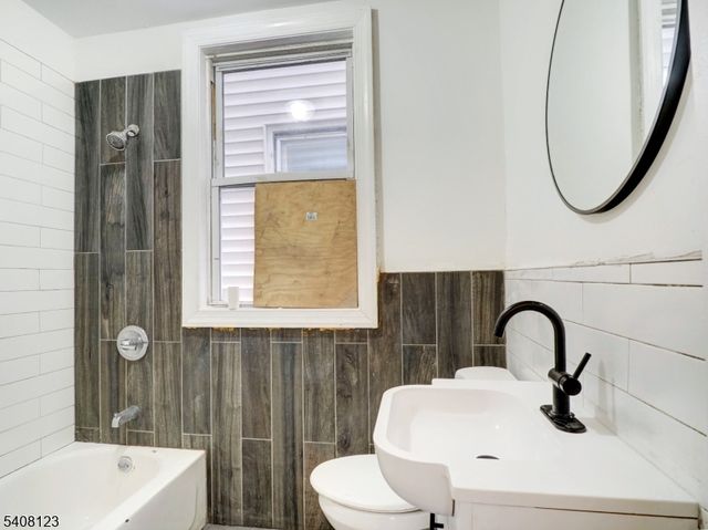 221 Bayview Ave, Jersey City, NJ 07305