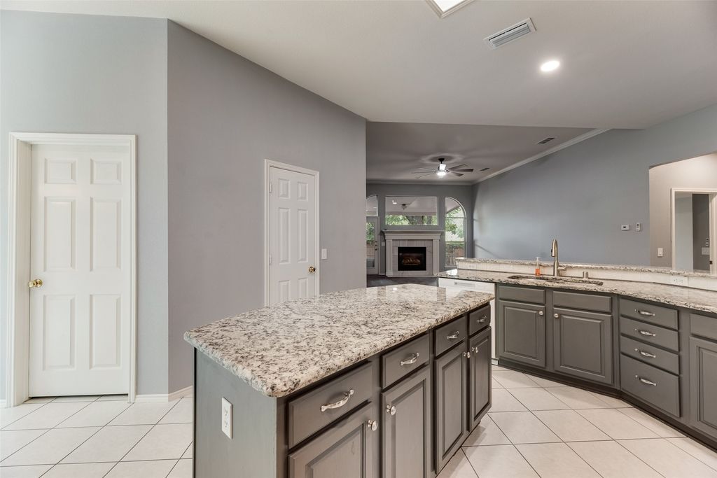 828 Abbots Lane, Denton, TX 76205