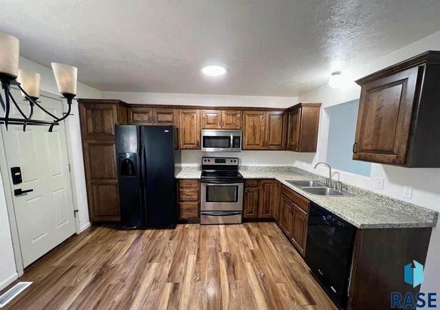 2805 E Bragstad Dr Drive, Sioux Falls, SD 57101