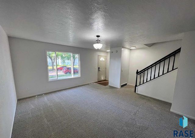 2805 E Bragstad Dr Drive, Sioux Falls, SD 57101