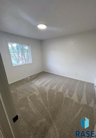 2805 E Bragstad Dr Drive, Sioux Falls, SD 57101