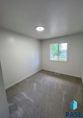 2805 E Bragstad Dr Drive, Sioux Falls, SD 57101