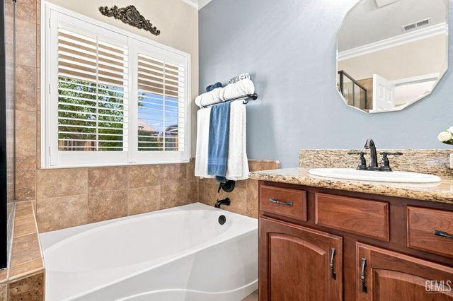 12600 Stablegate Drive, Bakersfield, CA 93312