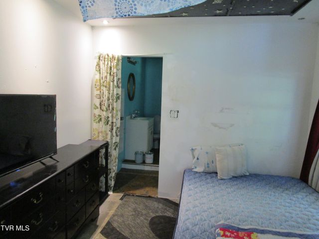 1818 West Lakeview Drive, Johnson City, TN 37601
