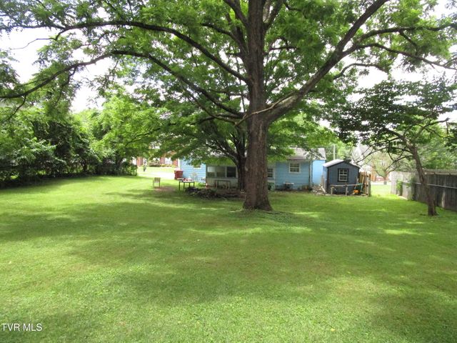 1818 West Lakeview Drive, Johnson City, TN 37601