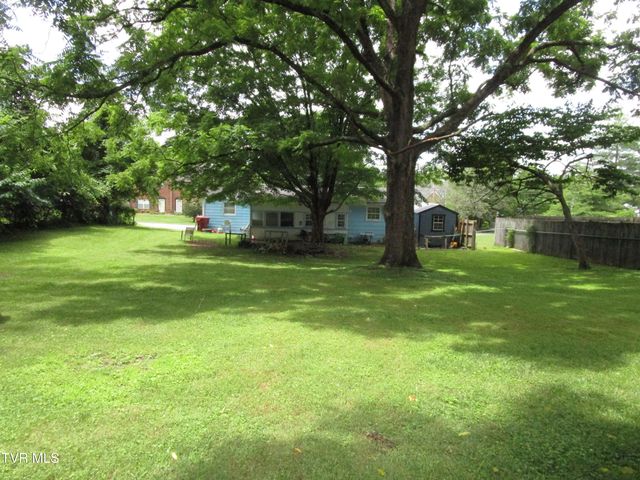 1818 West Lakeview Drive, Johnson City, TN 37601