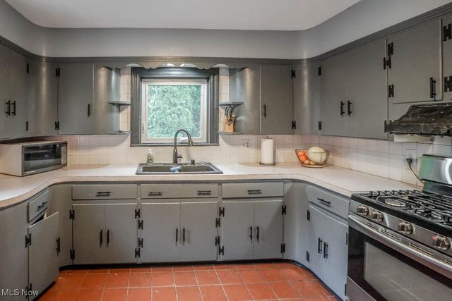 901 E Robinson Avenue, Barberton, OH 44203