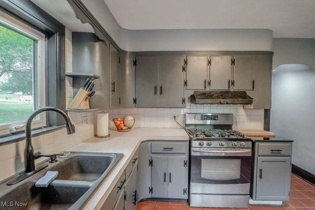 901 E Robinson Avenue, Barberton, OH 44203