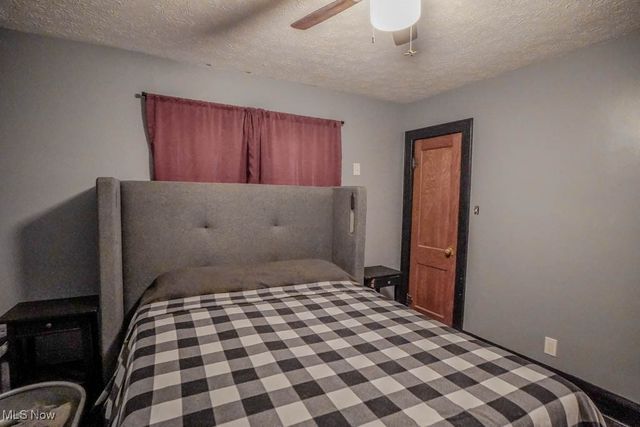 901 E Robinson Avenue, Barberton, OH 44203