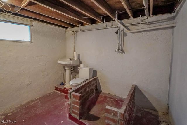 901 E Robinson Avenue, Barberton, OH 44203