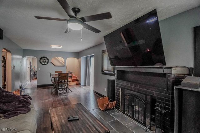 901 E Robinson Avenue, Barberton, OH 44203