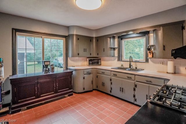 901 E Robinson Avenue, Barberton, OH 44203