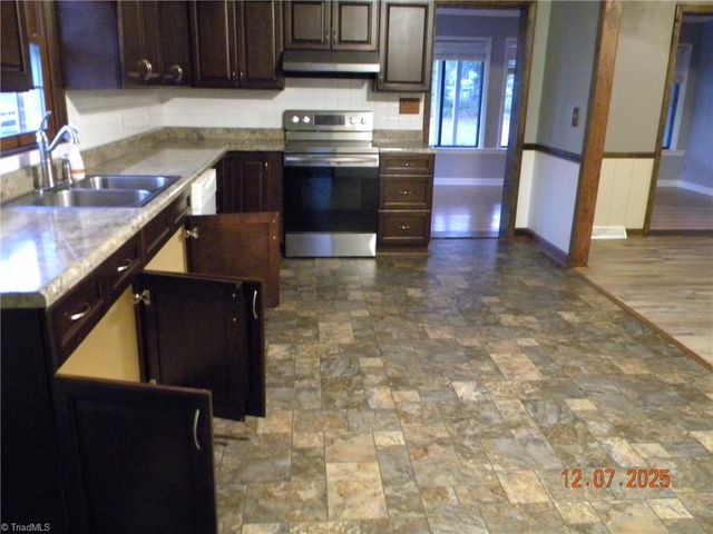 2261 New Castle Drive, Winston-salem, NC 27103