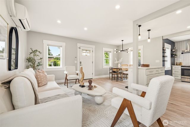 106 N 100th Street, Seattle, WA 98133