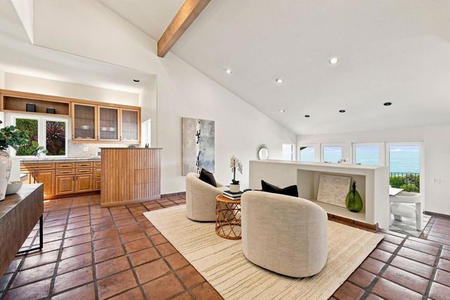 7631 Hillside Drive, La Jolla, CA 92037