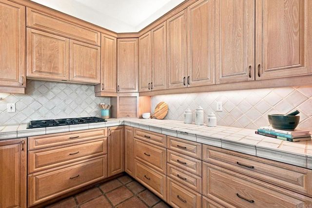 7631 Hillside Drive, La Jolla, CA 92037