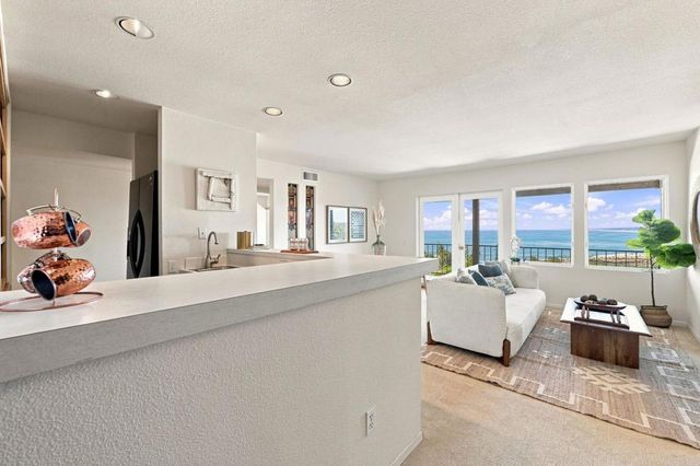 7631 Hillside Drive, La Jolla, CA 92037