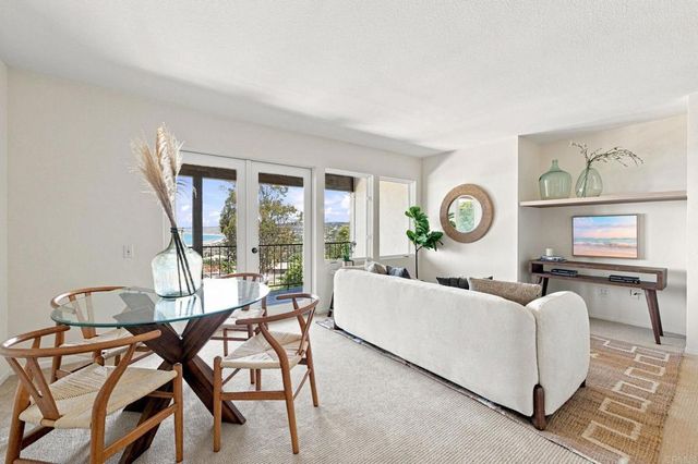 7631 Hillside Drive, La Jolla, CA 92037