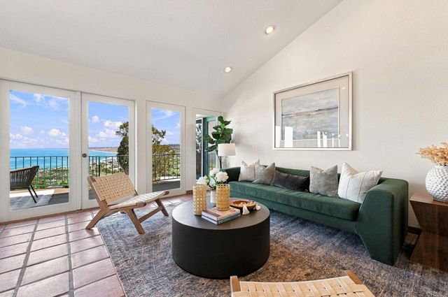 7631 Hillside Drive, La Jolla, CA 92037