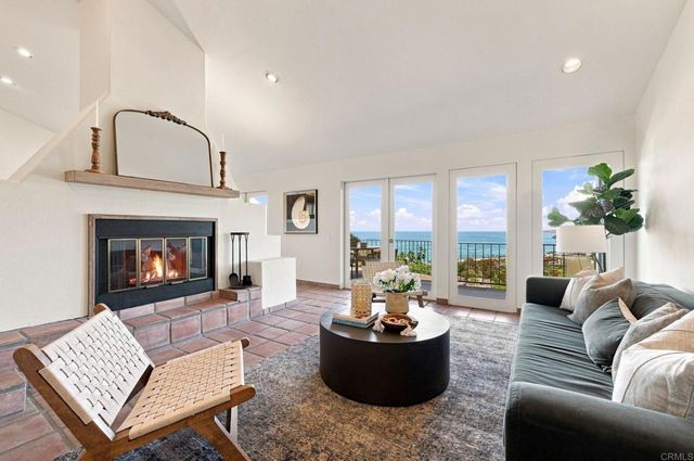 7631 Hillside Drive, La Jolla, CA 92037