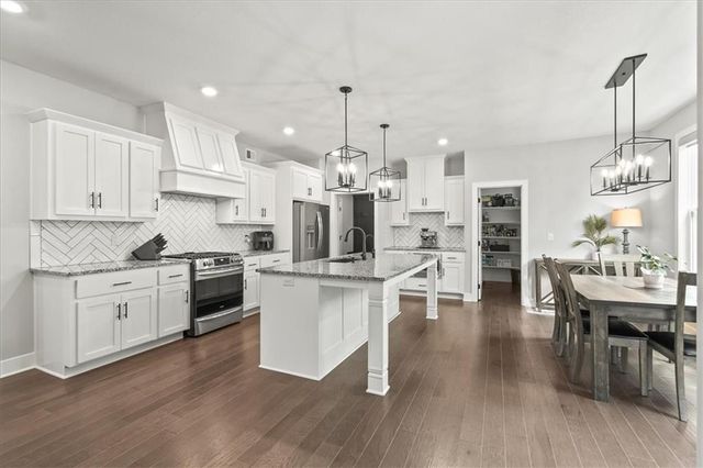 9020 SE 2nd Street, Blue Springs, MO 64064