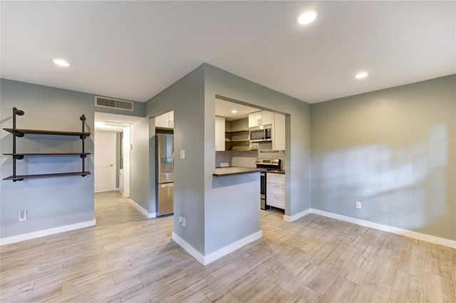 3224 Timmons Lane 155, Houston, TX 77027