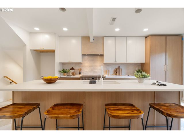 6114 N KERBY Ave, Portland, OR 97217