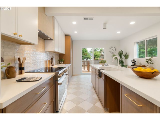6114 N KERBY Ave, Portland, OR 97217