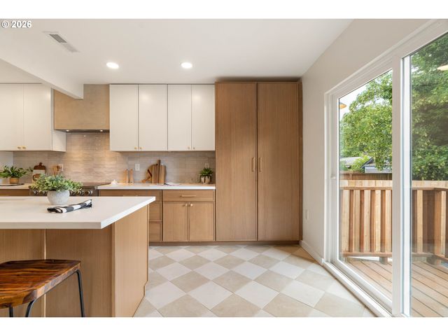 6114 N KERBY Ave, Portland, OR 97217