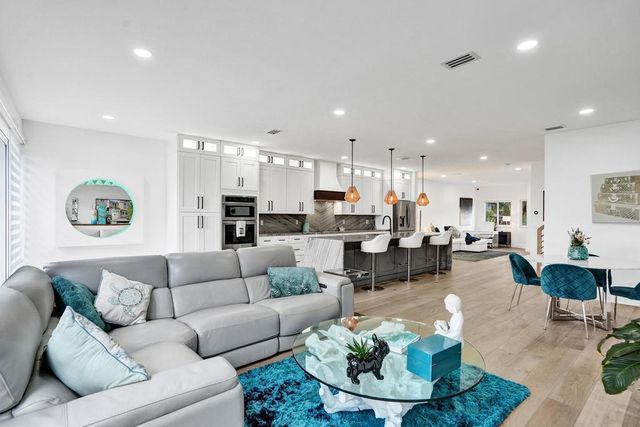 6800 Via Regina, Boca Raton, FL 33433