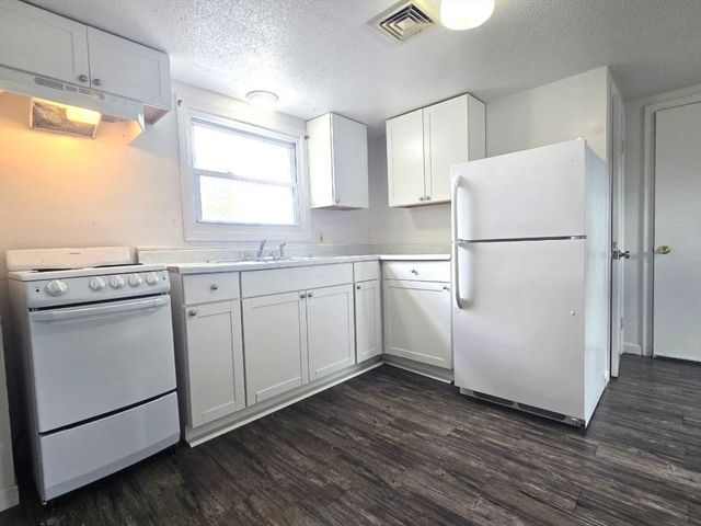 25 Myrtle St 3R, Taunton, MA 02780