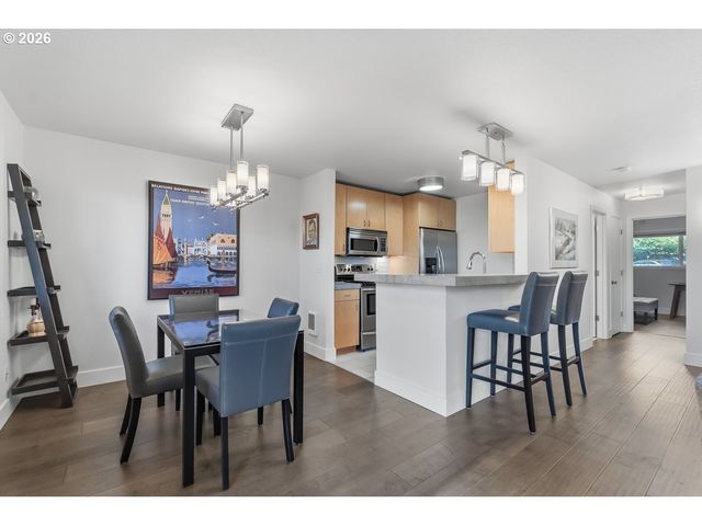 200 BURNHAM Rd 103, Lake Oswego, OR 97034