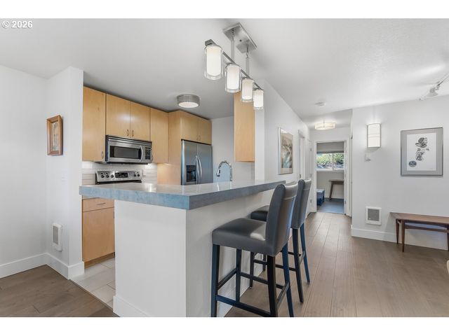 200 BURNHAM Rd 103, Lake Oswego, OR 97034