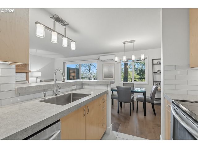 200 BURNHAM Rd 103, Lake Oswego, OR 97034