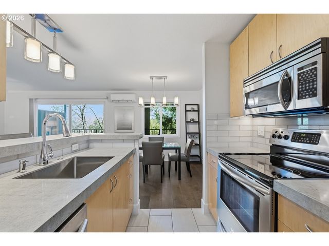 200 BURNHAM Rd 103, Lake Oswego, OR 97034