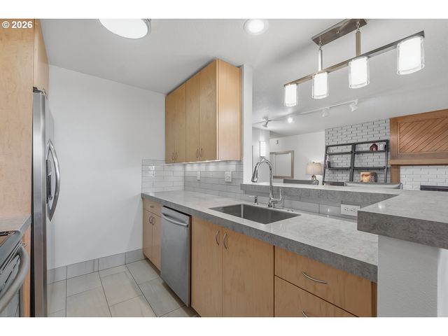 200 BURNHAM Rd 103, Lake Oswego, OR 97034