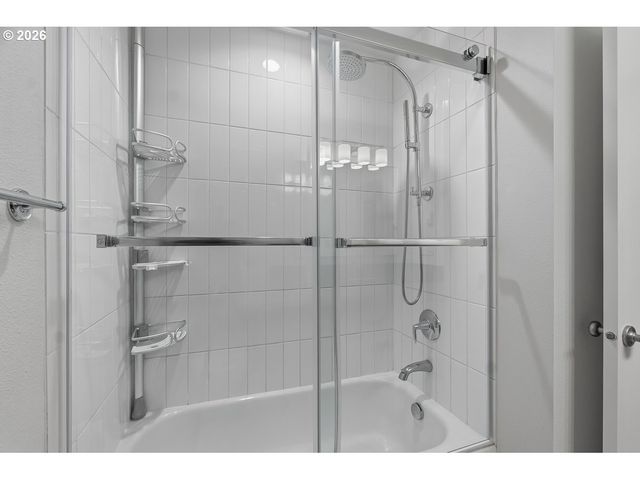 200 BURNHAM Rd 103, Lake Oswego, OR 97034