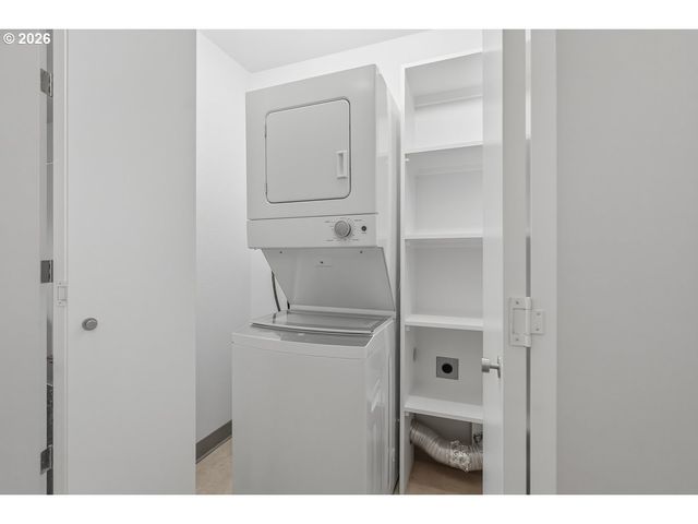 200 BURNHAM Rd 103, Lake Oswego, OR 97034